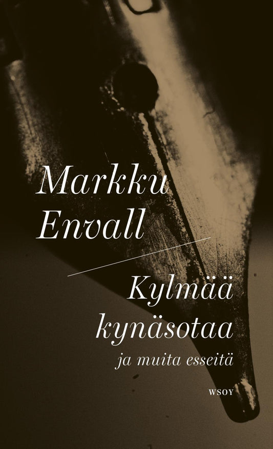 Etukansi. Markku Envall. Kylmää kynäsotaa ja muita esseitä.