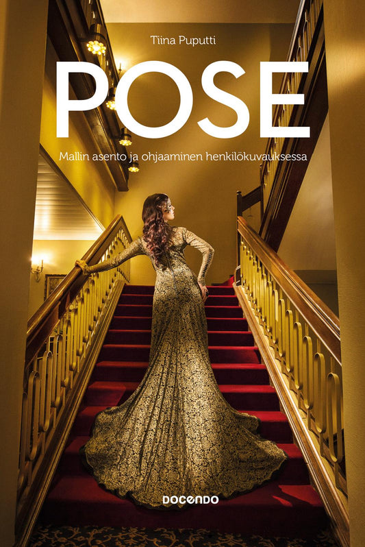 Etukansi. Tiina Puputti. Pose.