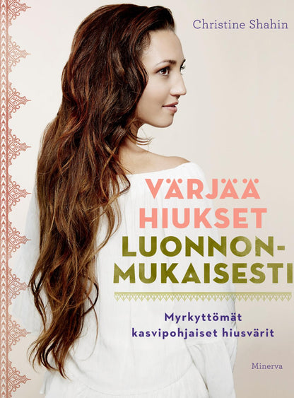 Etukansi. Christine Shahin Värjää hiukset luonnonmukaisesti