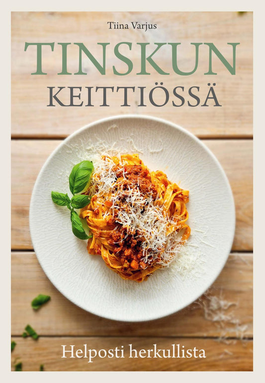 Etukansi. Tiina Varjus. Tinskun keittiössä - Helposti herkullista.